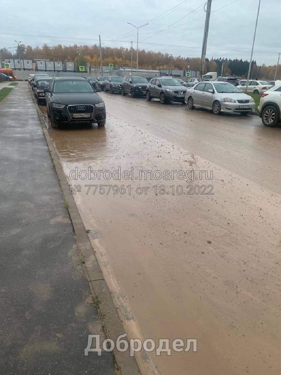 Грузовики развозят грязь со стройки по дорогам «Малой Истры» | 25.10.2022 |  Истра - БезФормата